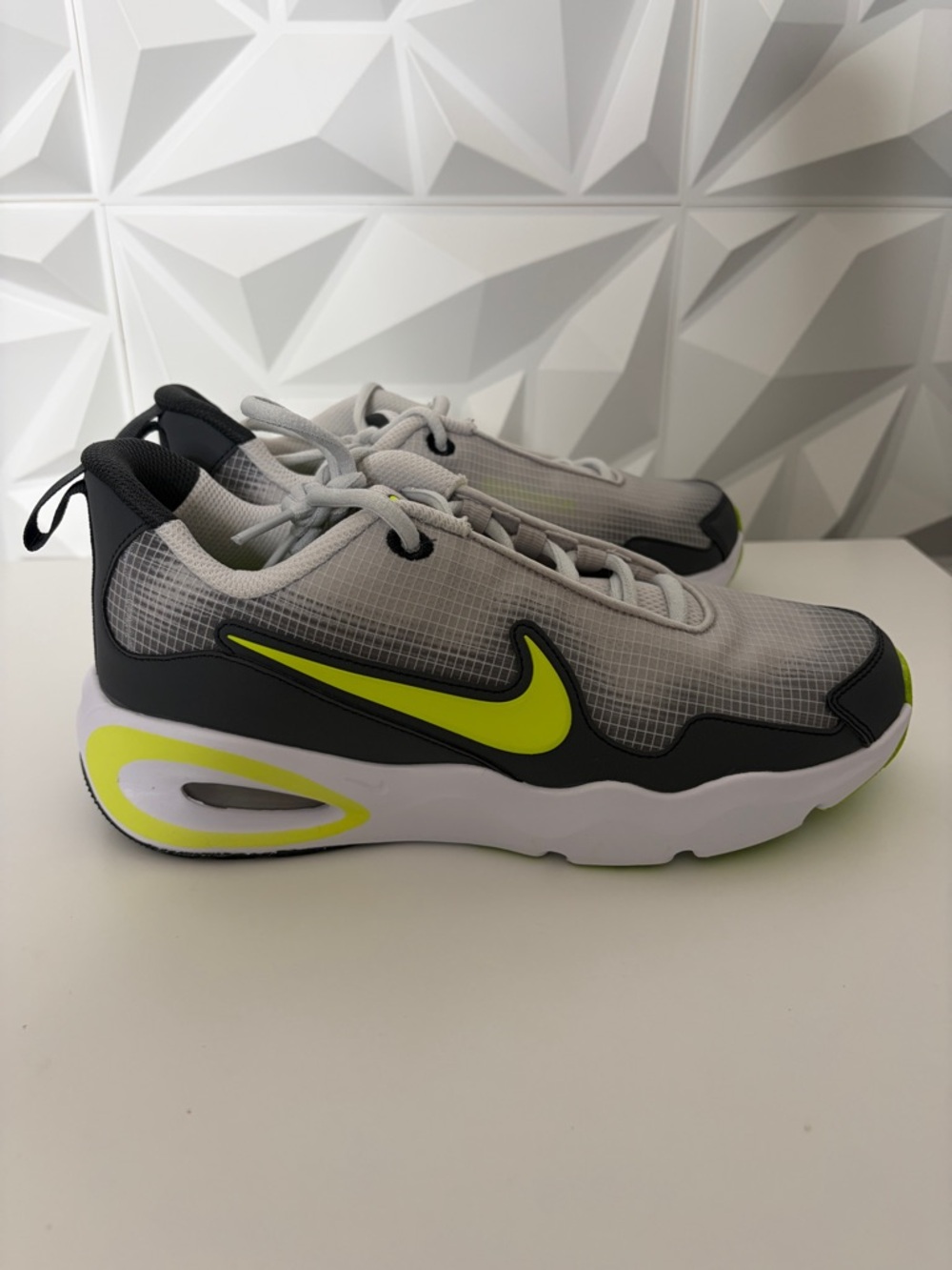Nike Air Max Nova Boy’s Size 5.5 Youth Grey Anthracite Volt Sneakers